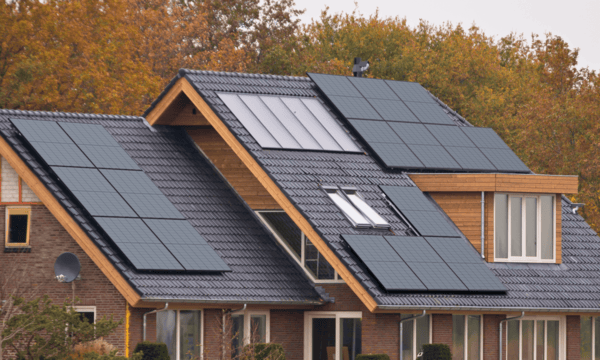 Wat is de prijs van een zonnepaneelleerd op het dak House with 12 solar panels installed on the roof