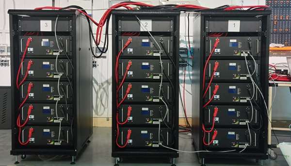 Qu'est-ce qu'une batterie de rack de serveurspestery?Tension de correspondance'Capacité de taille�VkWhifiez Vérifier la communication BMS-Inverter Infographic showing steps: 1. Match Voltage, 2. Size Capacity (kWh), 3. Check BMS-Inverter Communication, 4. Verify Safety Certs, 5. Plan for Scalability.