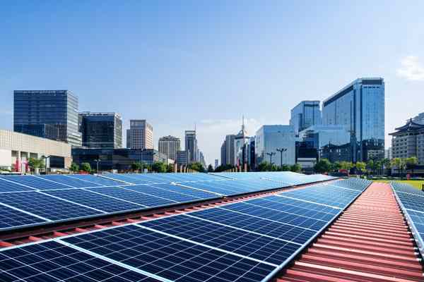Quale tipo di pannello solare è il migliore per uso commerciale un tetto commerciale Abstract image of various solar panel types on a commercial rooftop
