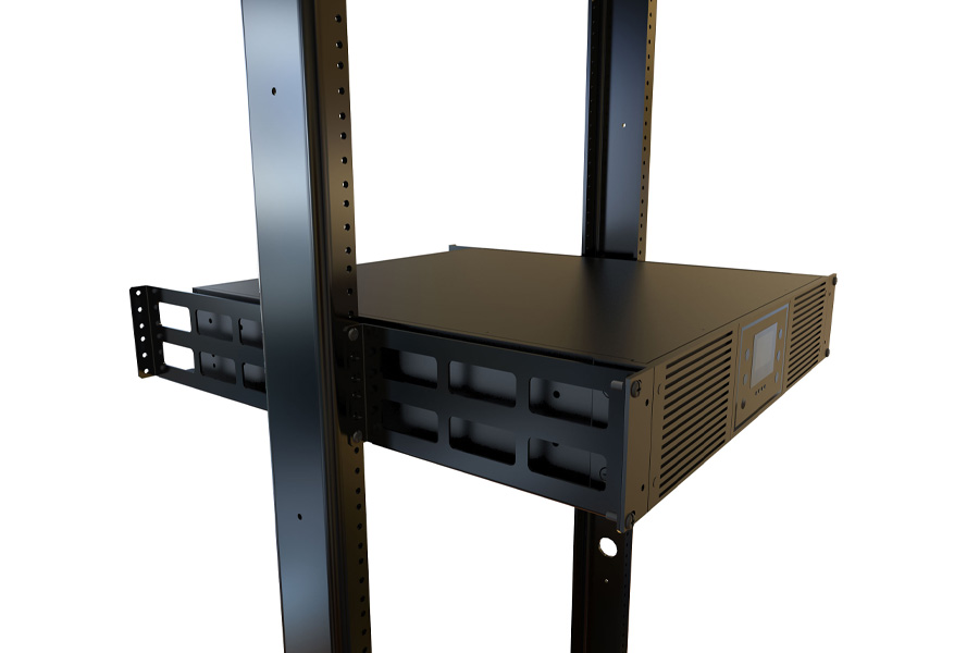 Imagem de uma pessoa deslizando cuidadosamente uma montagem de rack ups em trilhos instalados em um rack de servidor.