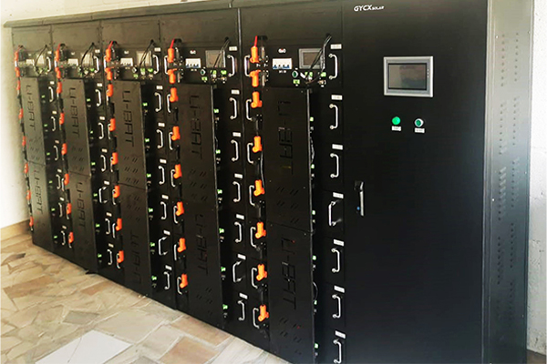 在19英寸架或专用电池柜中整齐安装的几个服务器架电池的图像.