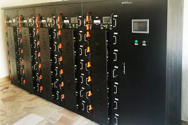 Image de plusieurs batteries de rack de serveurs soigneusement installées dans un rack de 19 pouces ou une armoire de batterie dédiée.