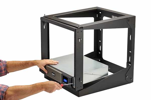 Изображение чистого, Организованная серверная стойка с различными ИТ -устройствами и четко заметны.