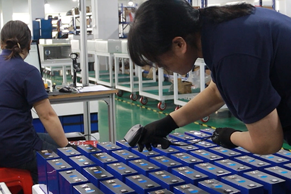 服务器机架电池模块显示内部单元格的切割视图或图表, 电池管理系统, 和连接器.