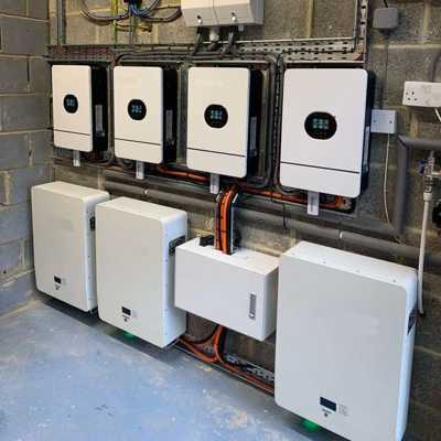 Kiedy potrzebujesz uchwytu ściennego na baterię słoneczną? 2 technician installing battery bracket on wall