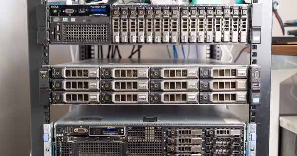 ¿Qué tipo de UPS es el mejor?nsocon etiquetas para A diagram illustrating the dense, compact layout of a rackmount UPS's internal components, with labels for