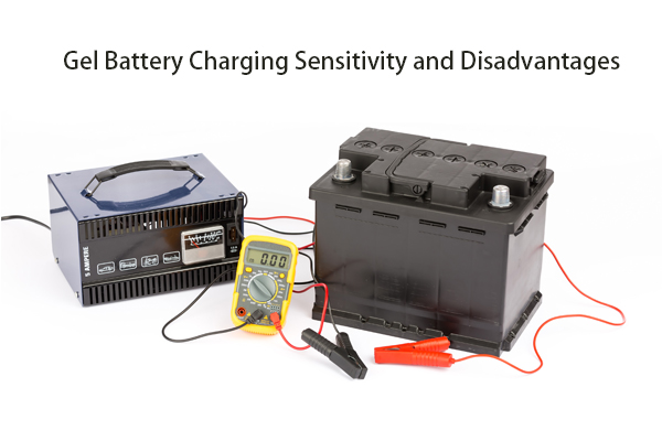 특수 충전기로 신중하게 충전되는 젤 배터리를 보여주는 이미지, 과충전에 대한 경고 아이콘이 있습니다.