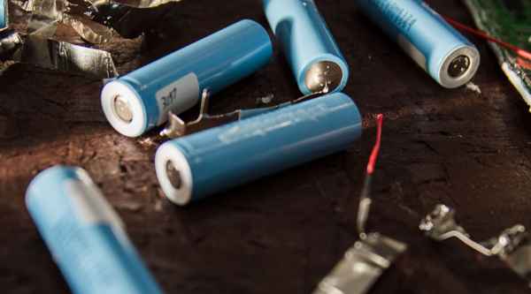 Infographic with four icons representing factors that shorten battery life: a thermometer (heat), a nearly empty battery (deep discharge), a lightning bolt (high current), and a 100% full battery icon (extreme state of charge).