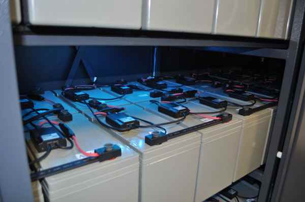 An image showing three lithium batteries in different orientations: one upright, one on its side, one mounted vertically, with green checkmarks on all of them.