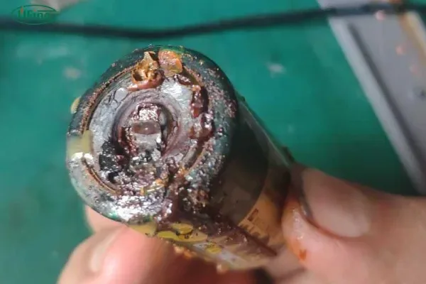 3 blog leaking rusty battery 副本