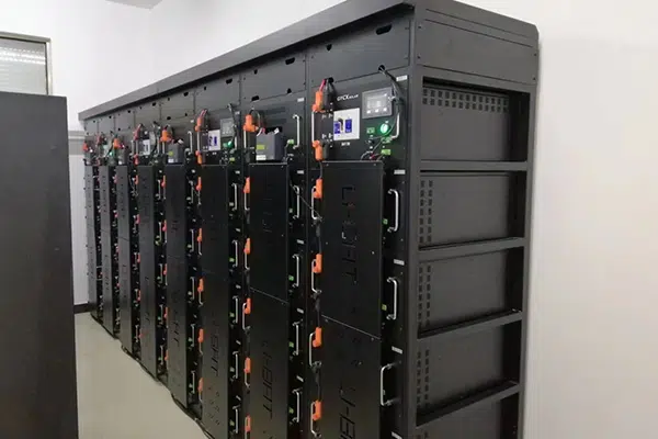 Vitrine de quelques marques de batterie de rack de serveurs réputées ou d'une batterie générique de rack de haute qualité avec logos de certification.