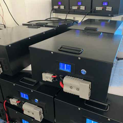 ¿Cuánto tiempo tendrá un queBatería Volt LastkWhlastEn 100Ahs Batería con líneas que apuntan a diferentes electrodomésticos. An infographic showing a 4.8 kWh (48V 100Ah) battery with lines pointing to different household appliances (e.g., refrigerator, lights, TV) and their calculated backup times.