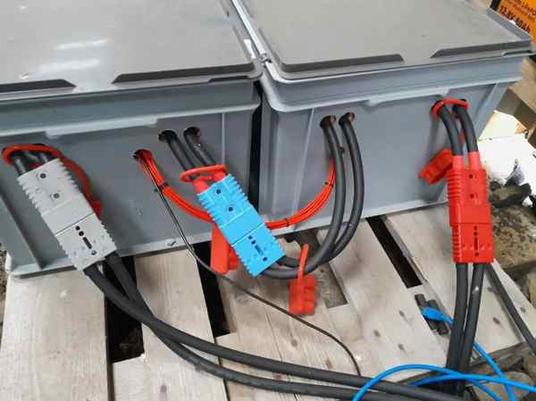 A diagram showing a 4-slot battery holder. One arrow points to the plastic holder labeled 