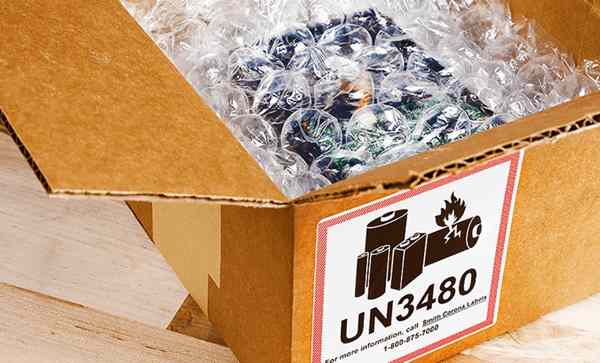 Can batteries be stacked for storage? 4 An image showing various examples of safe battery packaging: retail blister packs, batteries in individual plastic cases, and a 9V battery with its terminals taped over.