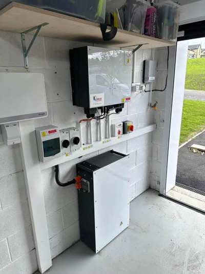 Installer connecting stackable battery modules