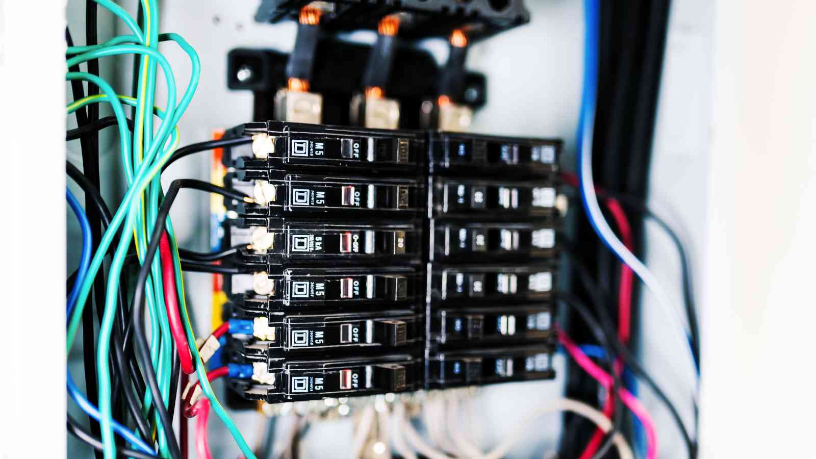 Cos'è un circuito batteria? Conoscenza approfondita del funzionamento dei circuiti della batteria 4 The Importance of Circuit Breaker Maintenance A Guide by the Pros Premiere Electric