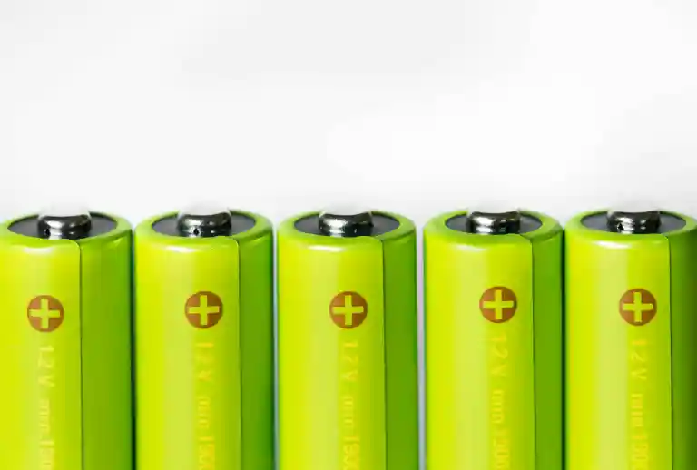 W jaki sposób bateria magazynuje energię? 5 closeup of battery PSJAYSK scaled 1
