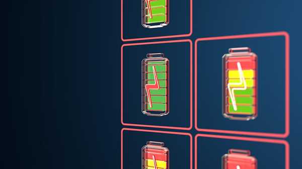 Imagen de una computadora portátil conectada con un signo de interrogación sobre el icono de la batería, Simbolizando la consulta sobre la carga constante.