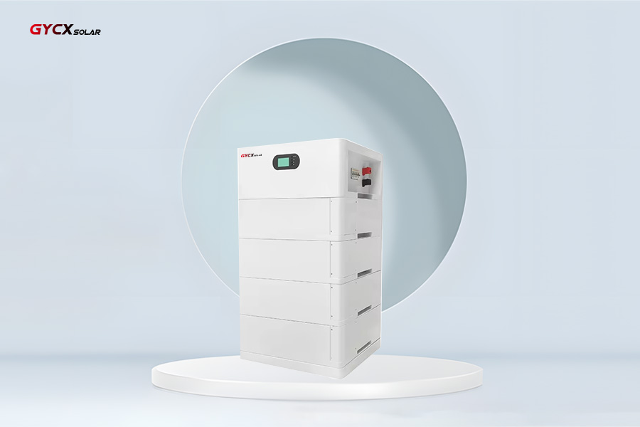 Imagen que muestra algunas unidades de batería modular que se apilan o colocan perfectamente en una rejilla, con flechas que indican potencial para agregar más.